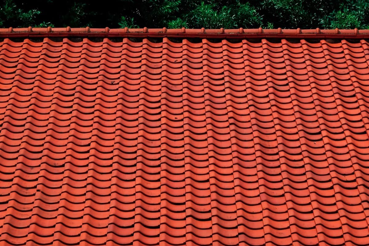 Nieuw bitumen dak met vernieuwde dakgoten
