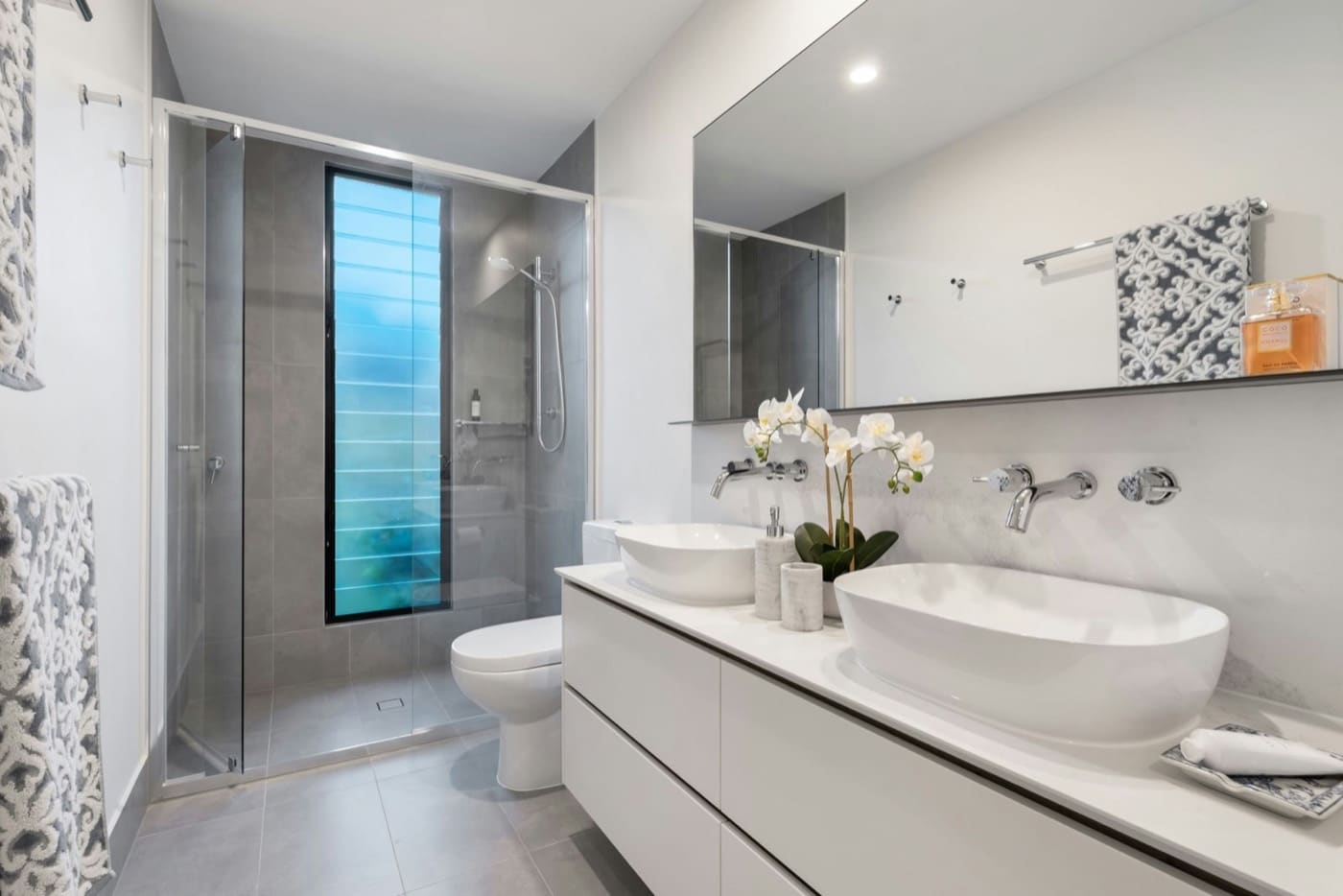 Moderne badkamer met inloopdouche, opgeleverd door Lageweg Services