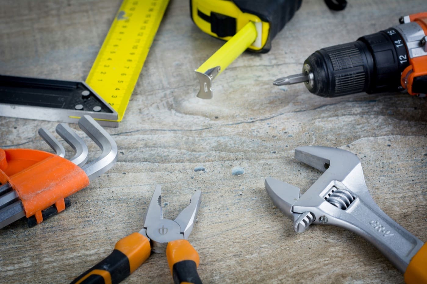 Onderhoudsmonteur inspecteert een woning tijdens periodiek onderhoud
